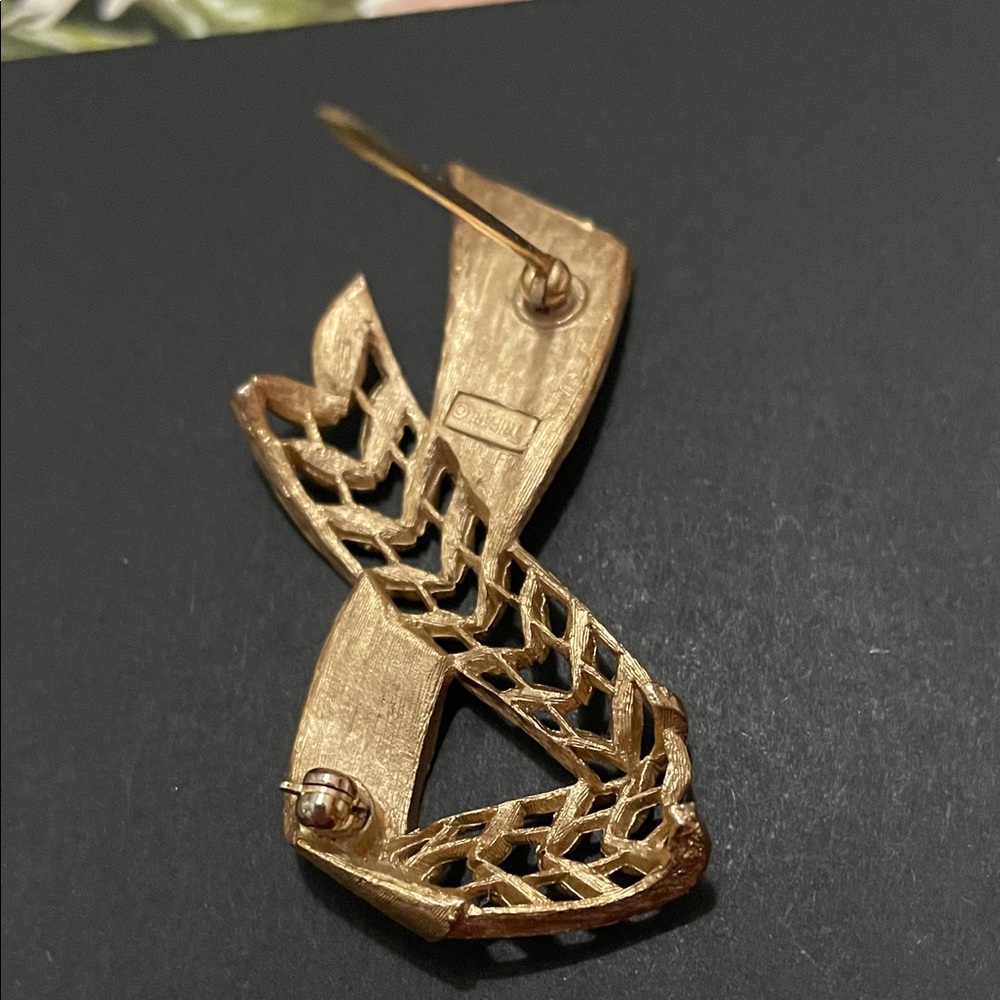 Trifari Gold Ribbon Brooch - Picture 2 of 2